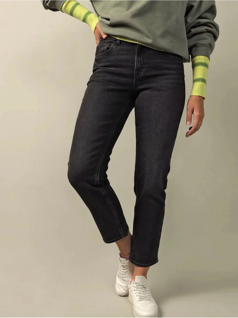 Women’s American Eagle Black Jeans size 2 long super high rise ankle straight